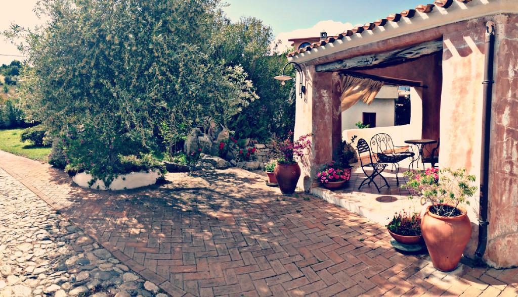 Locanda Tipica Sa Corte Олиена Екстериор снимка