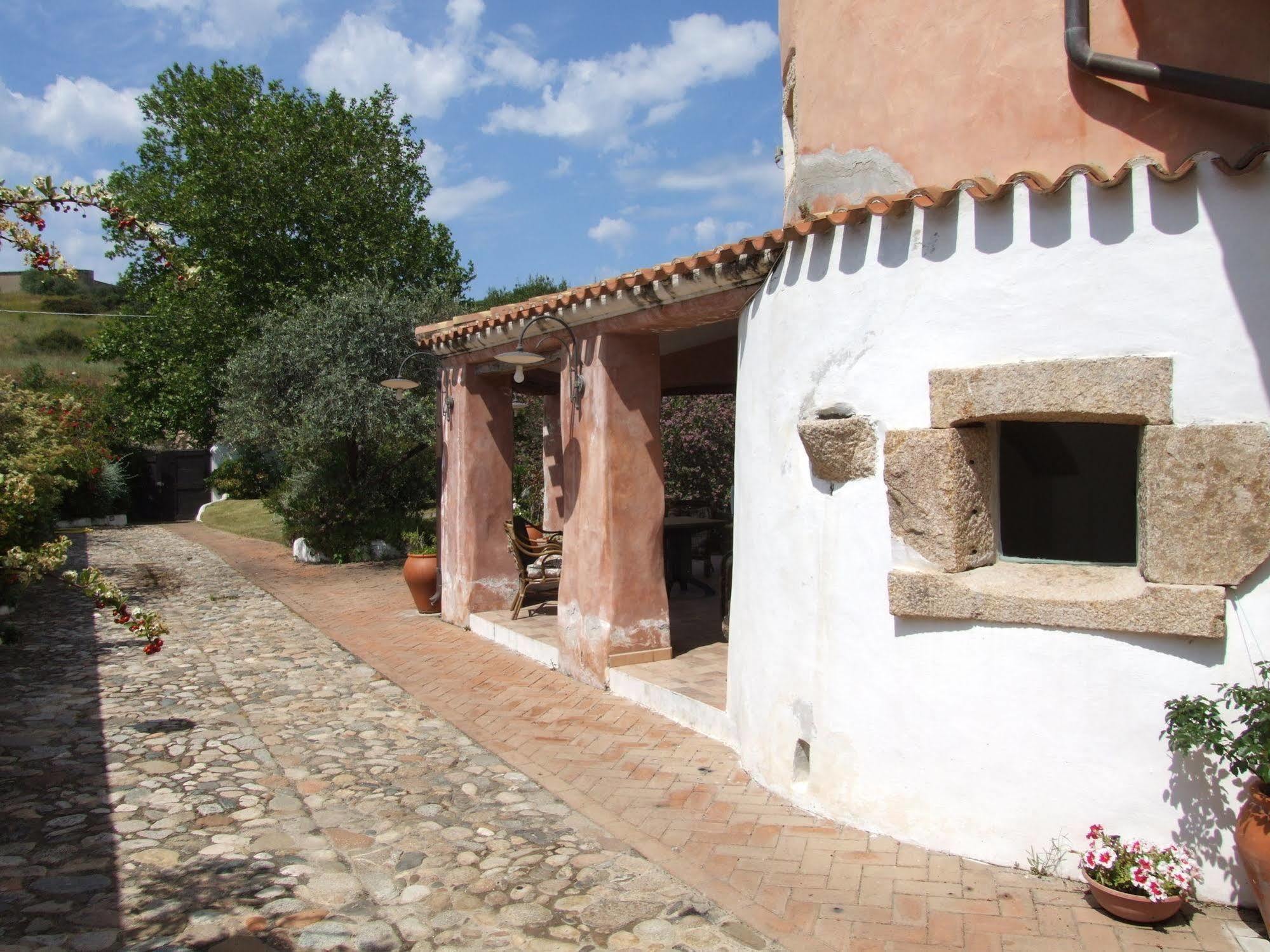Locanda Tipica Sa Corte Олиена Екстериор снимка