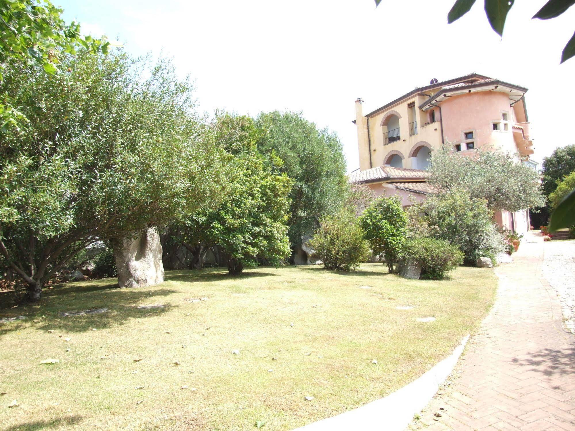 Locanda Tipica Sa Corte Олиена Екстериор снимка