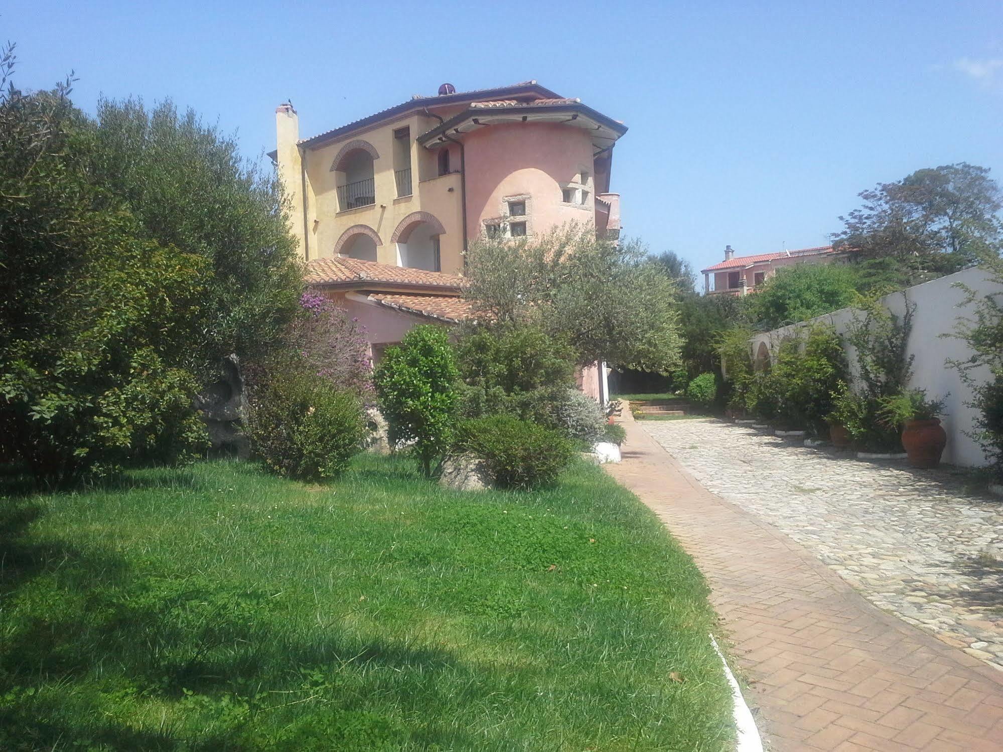 Locanda Tipica Sa Corte Олиена Екстериор снимка